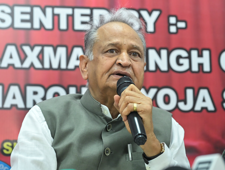 खाद के लिए ऑनलाइन बुकिंग की अनिवार्यता से किसान बेहाल, अशोक गहलोत बोले- व्यवस्था से बढ़ी मुश्किल