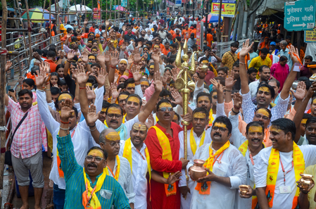 सावन के अंतिम सोमवार पर शिवालयों में भक्तों का सैलाब, वाराणसी से उज्जैन तक कड़ी सुरक्षा