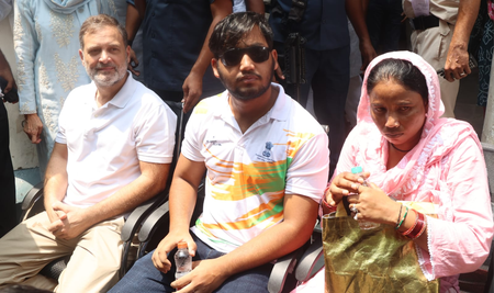 पैलेट गन मामले को लेकर थाने पहुंचे राहुल गांधी, डीसीपी ऑफिस के बाहर दिया धरना