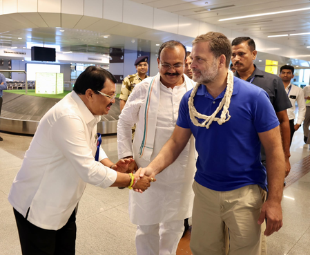 पुणे एयरपोर्ट पर राहुल गांधी का जोरदार स्वागत, छात्रों से करेंगे संवाद