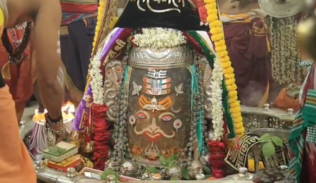 वैष्णव तिलक से सजे महाकाल, भस्म आरती में भक्तों ने किए बाबा के दिव्य दर्शन