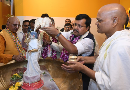 नितिन नवीन ने जन्माष्टमी पर इस्कॉन मंदिर में की पूजा, लिया श्रीकृष्ण का आशीर्वाद