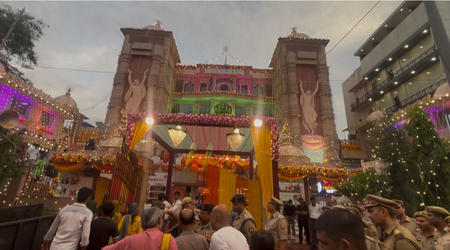 नोएडा इस्कॉन मंदिर में जन्माष्टमी की धूम, विदेशों से मंगाए कई टन फूलों से हुआ आकर्षक सजावट