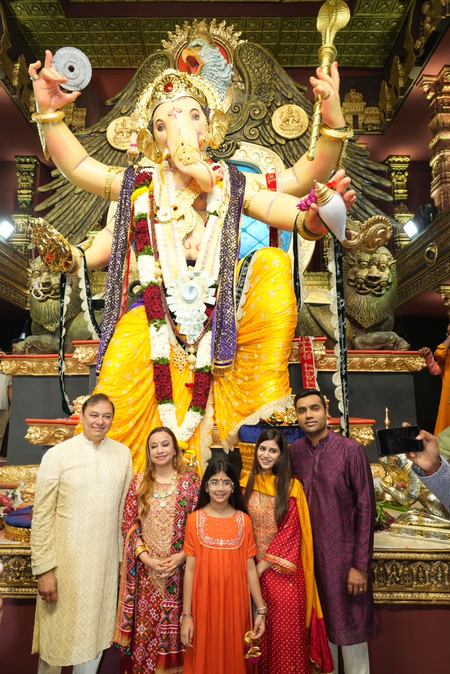 चिंचपोकली चा चिंतामणि के दरबार पहुंचे प्रणव-करण अदाणी, परिवार संग की गणपति पूजा