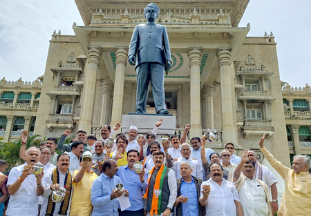 वित्तीय संकट को लेकर कर्नाटक सरकार पर बरसे विजयेंद्र, कांग्रेस सरकार को घेरा