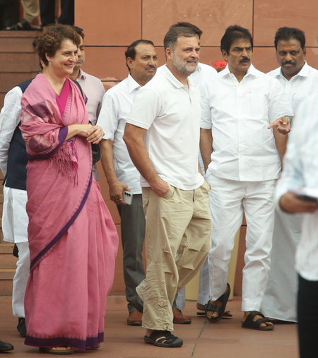 राहुल गांधी के समर्थन में कांग्रेस का प्रदर्शन, संसद के मकर द्वार पर करेगी विरोध