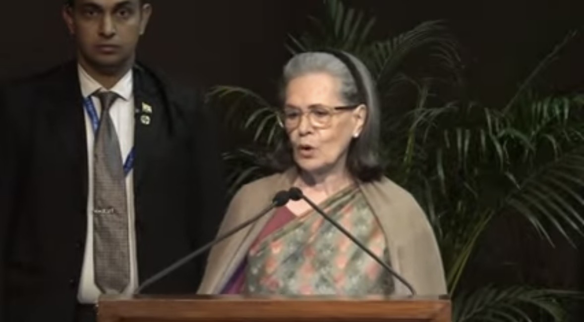 सोनिया गांधी का पलटवार, मनमोहन सिंह पर आरोपों को बताया राजनीतिक साजिश