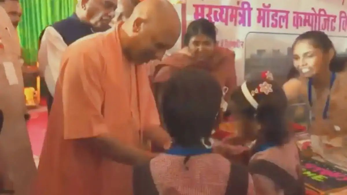रक्षाबंधन पर स्कूली बच्चियों ने सीएम को बांधी राखी, सीएम ने दिया आशीर्वाद