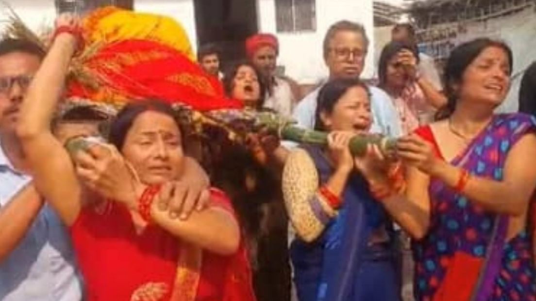 पांच बहनों ने तोड़ी सदियों की धारणा, पिता की अर्थी को कंधा देकर समाज को दिया बड़ा संदेश