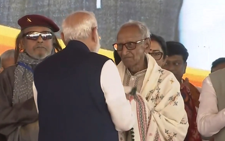 बंगाल शपथ समारोह में दिखा भावुक पल, पीएम मोदी ने वरिष्ठ भाजपा कार्यकर्ता माखनलाल सरकार से लिया आशीर्वाद