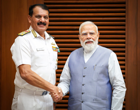 एडमिरल दिनेश त्रिपाठी ने पीएम मोदी से की मुलाकात, नौसेना की तैयारियों पर हुई चर्चा