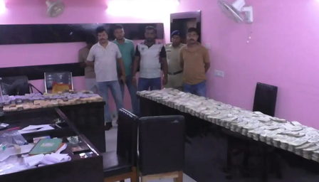 पश्चिम बंगाल के एक प्राइवेट स्कूल से 1.44 करोड़ रुपए जब्त, दो लोग गिरफ्तार