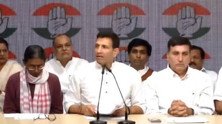 कांग्रेस ने नामांकन रद्द होने को 'सीट की चोरी' बताया, भाजपा और आयोग पर मिलीभगत का आरोप