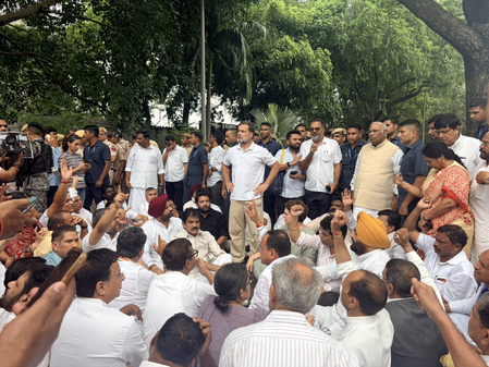 लाठीचार्ज के विरोध में राहुल गांधी का शक्ति प्रदर्शन, पीएम आवास तक निकाला मार्च
