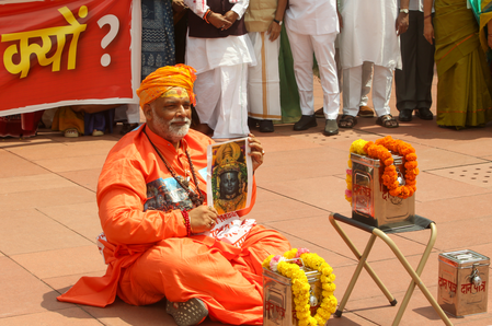 पप्पू यादव की वेशभूषा पर हिंदू सेना का ऐतराज, लोकसभा सदस्यता रद्द करने की मांग