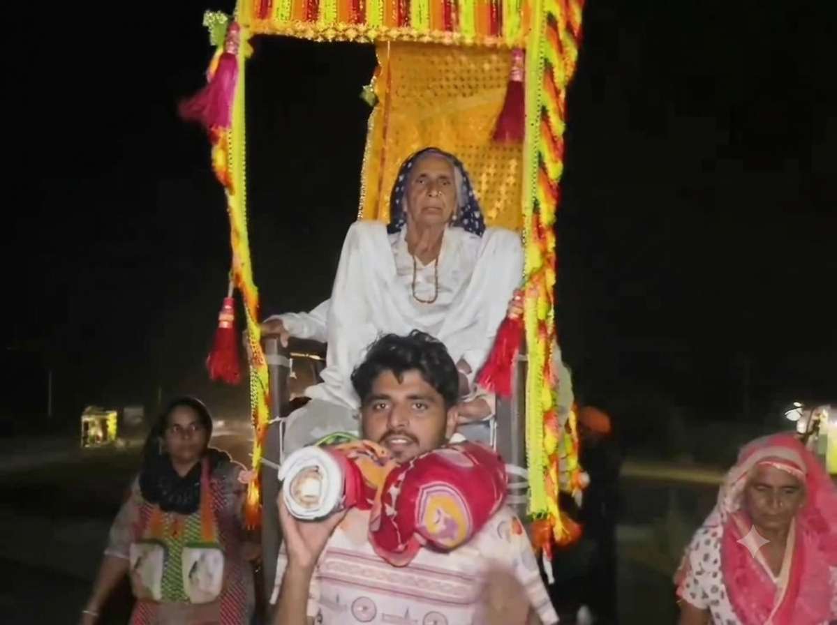 102 वर्षीय दादी की हरिद्वार यात्रा बनी मिसाल, पोते-दोहते ने पालकी में कराया दर्शन